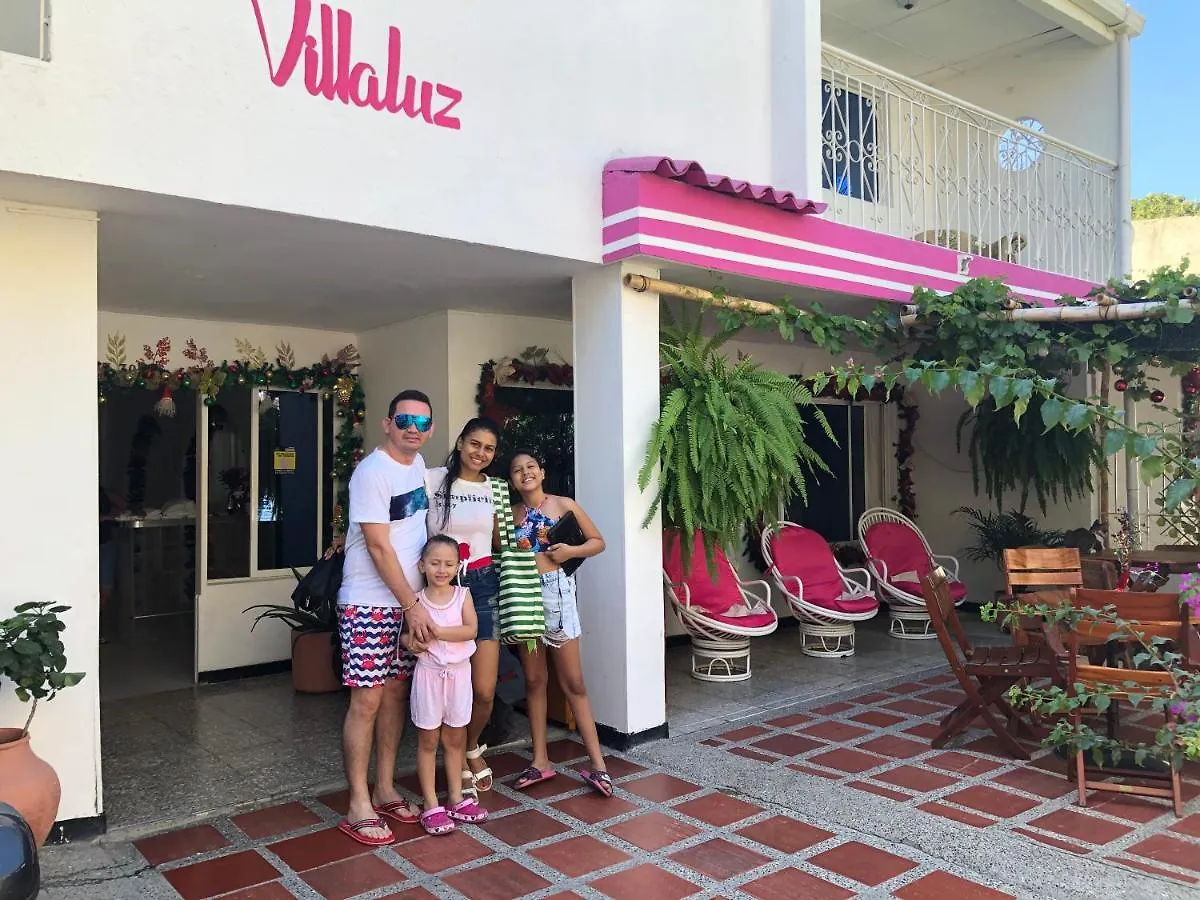 Casa Hospedaje Villaluz- A 5 Minutos De La Playa サンタ・マルタ